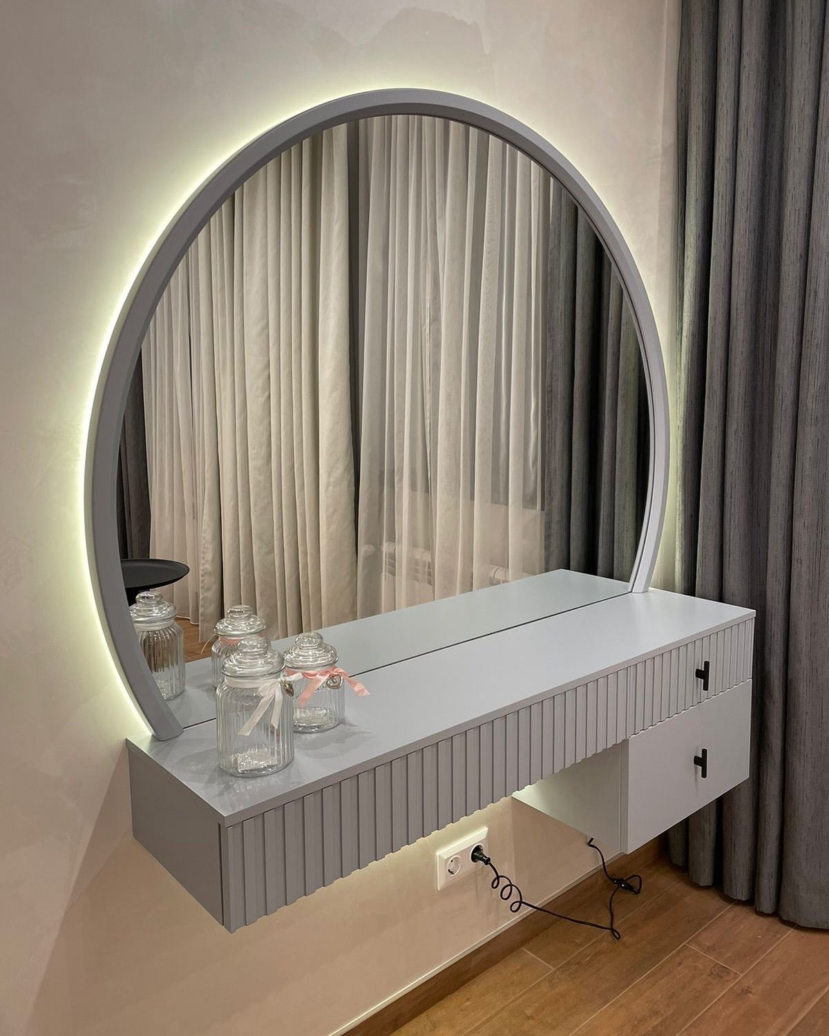 3c1c27eb3c5370bf10dabcfe25e047cb.jpg Stylish Modern Luxury Dressing Table-01 - Image 1